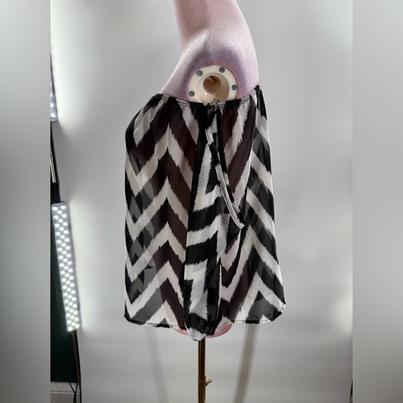 EUC Brenda’s Chevron Blouse - Picture 7 of 10